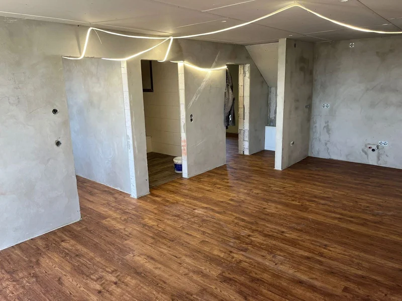 Fertig verlegter Vinylboden in Scharbeutz, offener Wohnbereich mit Raumteilern