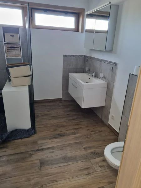 Fertig renoviertes Badezimmer mit neuem Fliesenboden in einem Einfamilienhaus in Kappeln