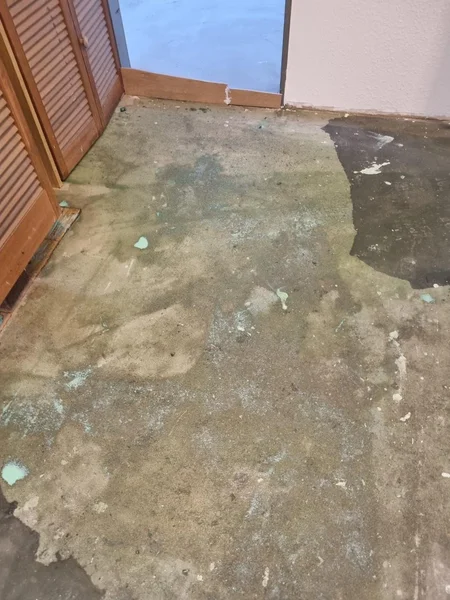 Alter Bodenbelag nach Brandschaden entfernt vor Beginn der Sanierungsarbeiten in Kappeln