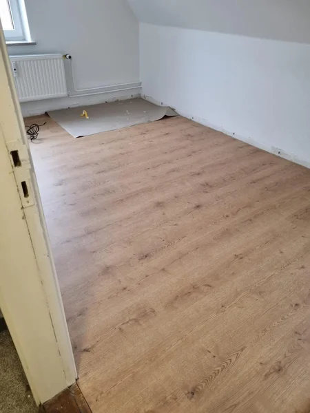 Fertig verlegter Designboden im Dachgeschoss nach der Brandschadensanierung in Kappeln