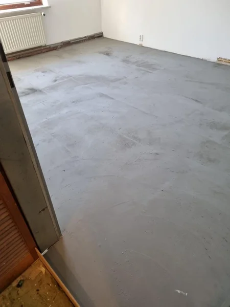 Getrockneter Estrichboden bereit für die Verlegung des neuen Designbelags in Kappeln