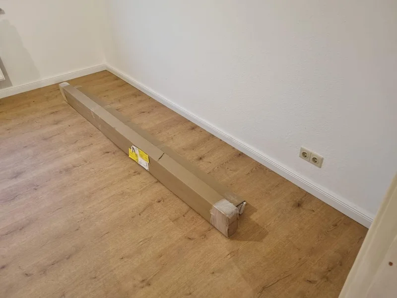 Neue Sockelleisten angeliefert auf frisch verlegtem Designboden in Kappeln