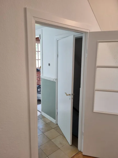 Weiß lackierte Innentür im Flur, Einfamilienhaus Molfsee