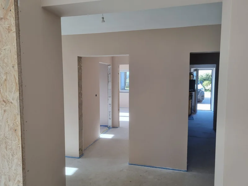 Flurbereich farbig gestrichen, Neubau Emkendorf