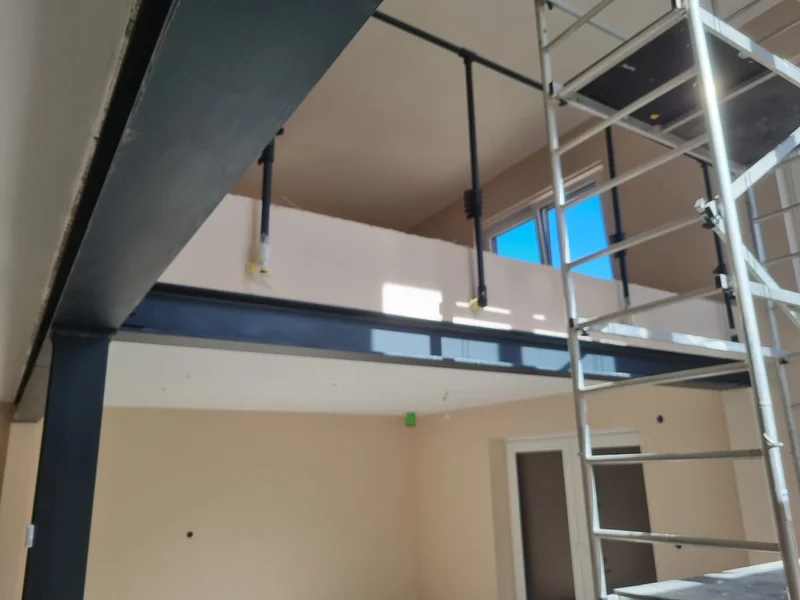 Galerieebene farbig gestrichen mit Gerüst, Neubau Emkendorf