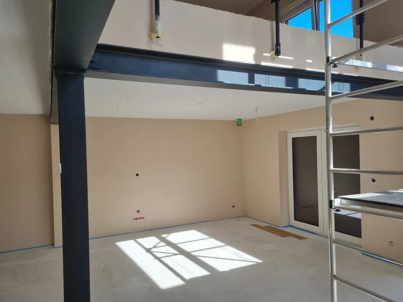 Hoher Wohnraum mit Galerie farbig gestrichen, Emkendorf