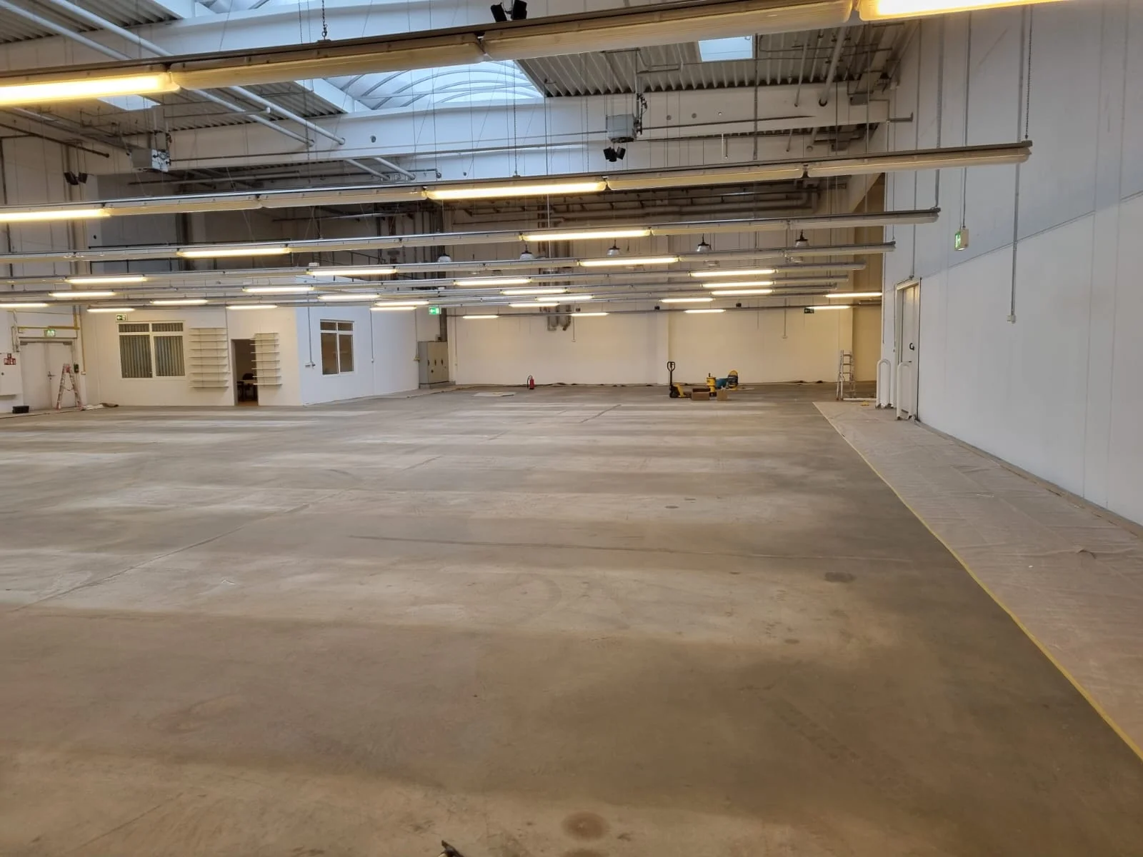 Weiß gespritzte Lagerhalle von AM Raumdesign S-H in Gönnebek