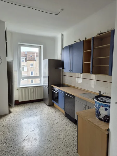 Frisch gestrichene Decke und Wände in der Küche der Altbauwohnung