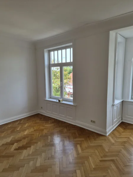 Fensterlaibung und Wände nach dem Anstrich, Fischgrätparkett im Zimmer