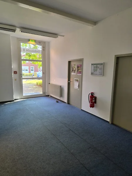 Eingangsbereich von Gebäude B mit sauberem Anstrich in Kiel