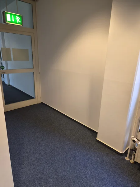Flurabschnitt beim Notausgang mit neuem Wandanstrich in Kiel