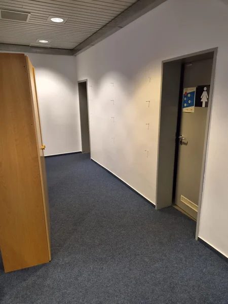 Heller Flur mit WC Tür, frisch gestrichen in der Stadtverwaltung Kiel