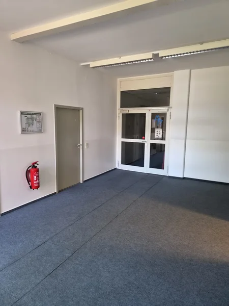 Glaseingangsbereich mit neu gestrichenen Wänden in der Behörde Kiel
