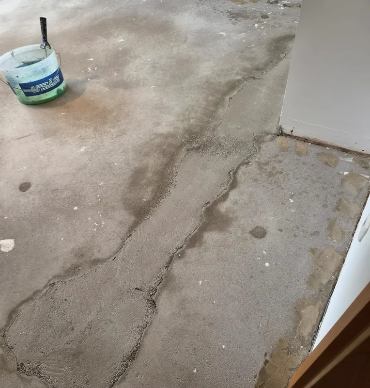 Die ausgebesserte Stelle im Estrich nach dem Wasserschaden