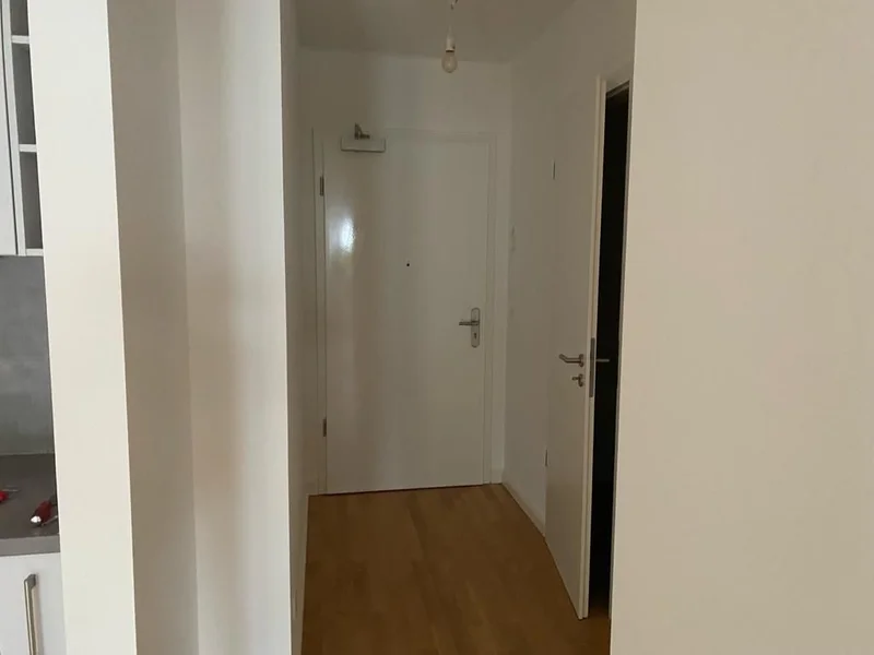 Flur mit frisch gestrichenen Wänden