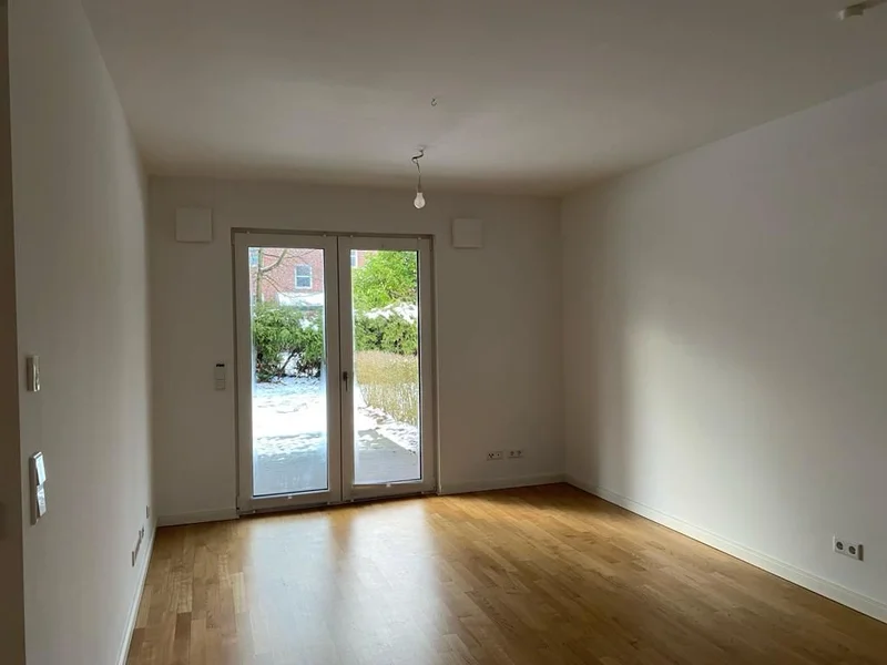 Frisch gestrichenes Wohnzimmer mit Terrassentür in Hamburg