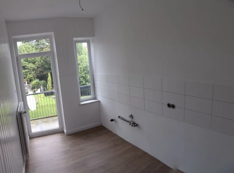 Renovierter Raum mit Balkontür, Wände weiß gestrichen