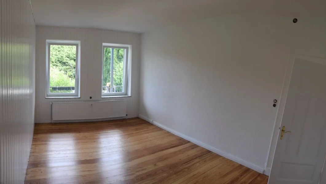 Helles Zimmer mit Dielenboden, Wände frisch weiß gestrichen