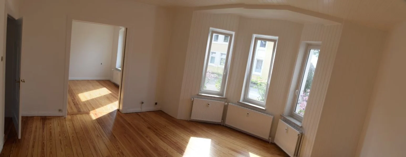 Zimmer mit Erker und drei Fenstern, Wände und Decke gestrichen